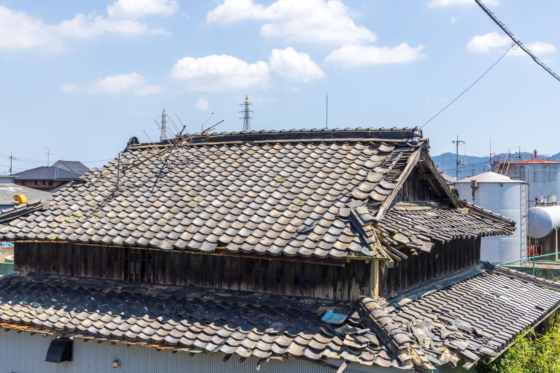 台風によるスレート屋根の破損